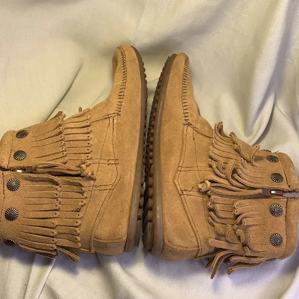Minnetonka almost NEW ankle moccasins w/fringe